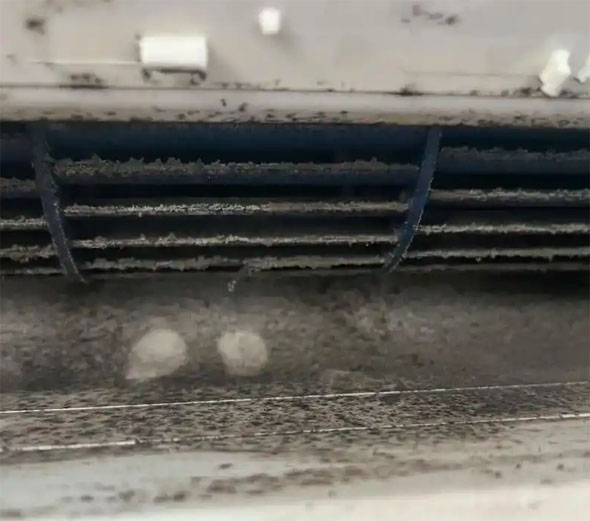 青秀空调吹的风有股烧焦味是怎么回事